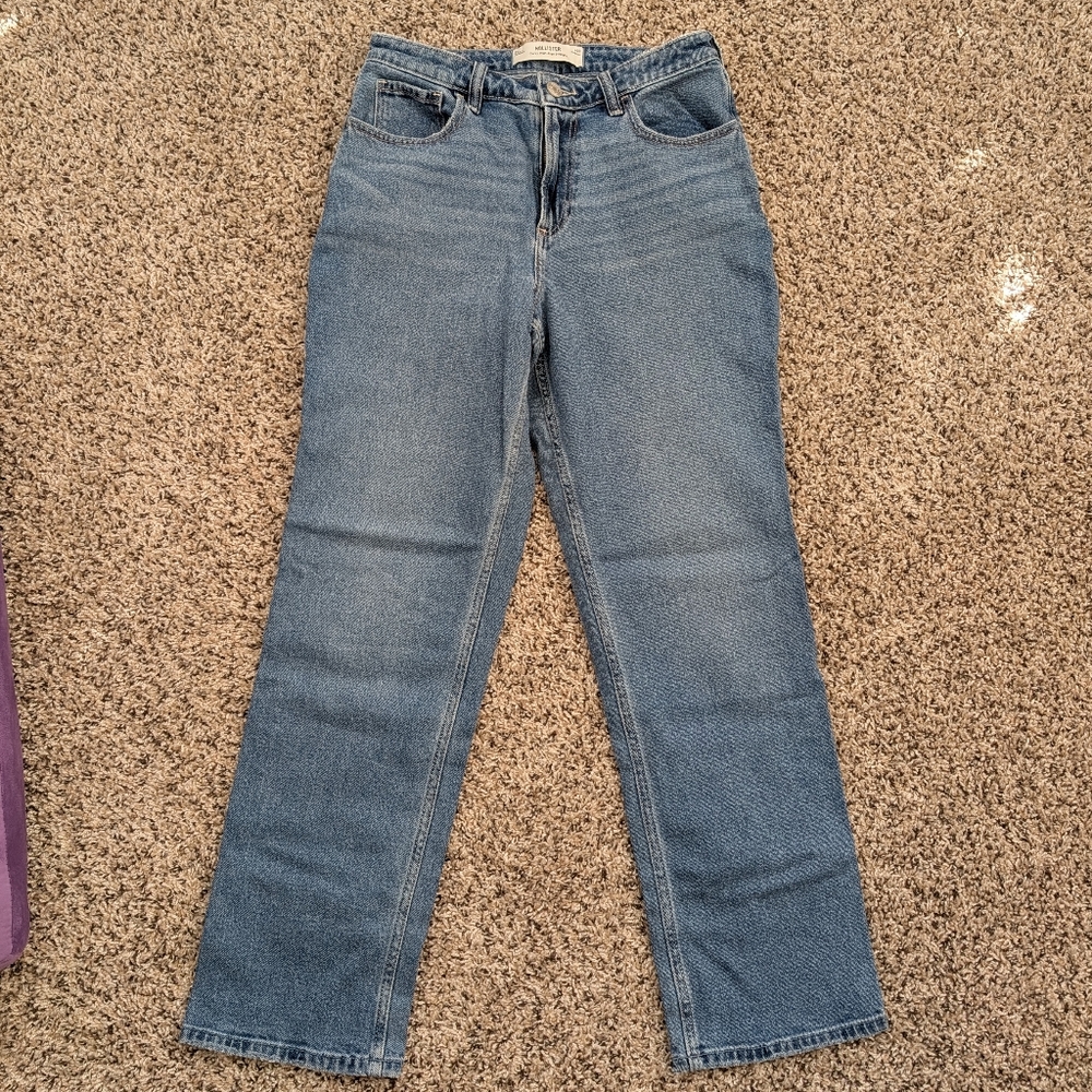 LIKE NEW Hollister curvy high rise straight jeans regular length